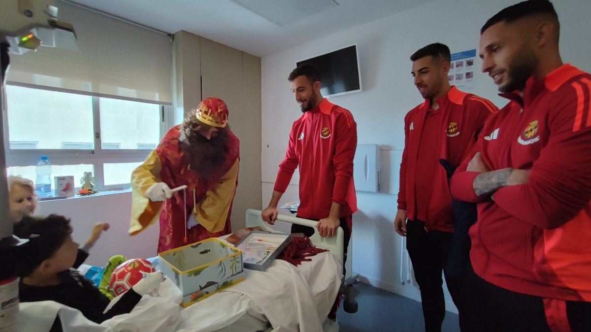 Jugadores y representantes del Gimnástico de Tarragona también han participado en esta jornada solidaria y han repartido entre los niños pelotas de fútbol con los colores y el escudo del club.