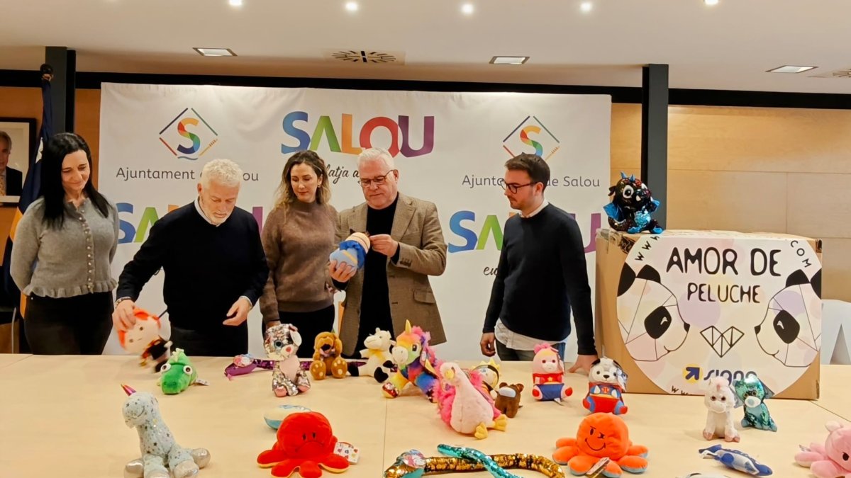 La cabalgata de Reyes de Salou ya repartió unos 600 peluches en el 2024.