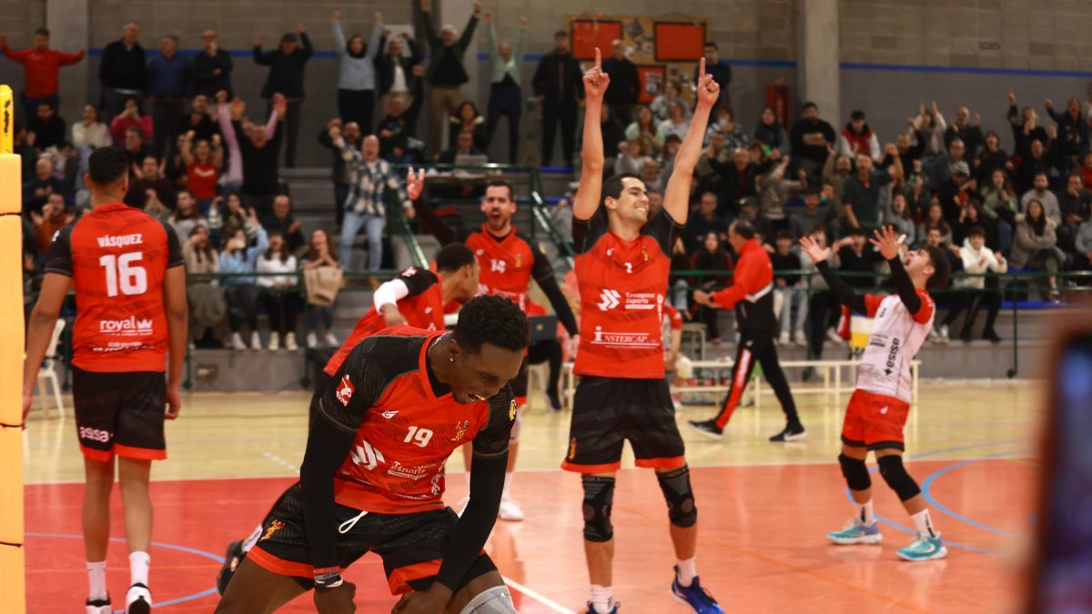 Denys González y más jugadores del CV Sant Pere i Sant Pau celebrando la victoria el sábado.