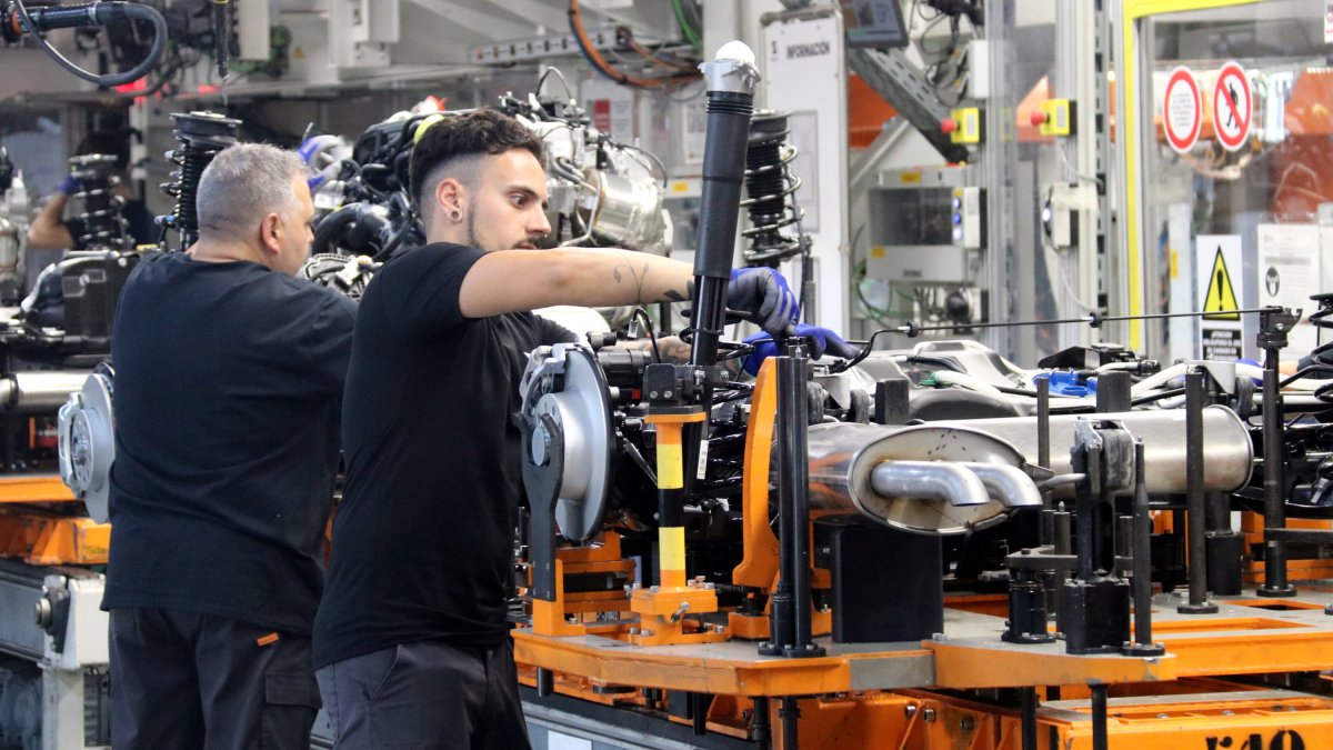 El treball a la cadena de muntatge a la factoria de Seat.