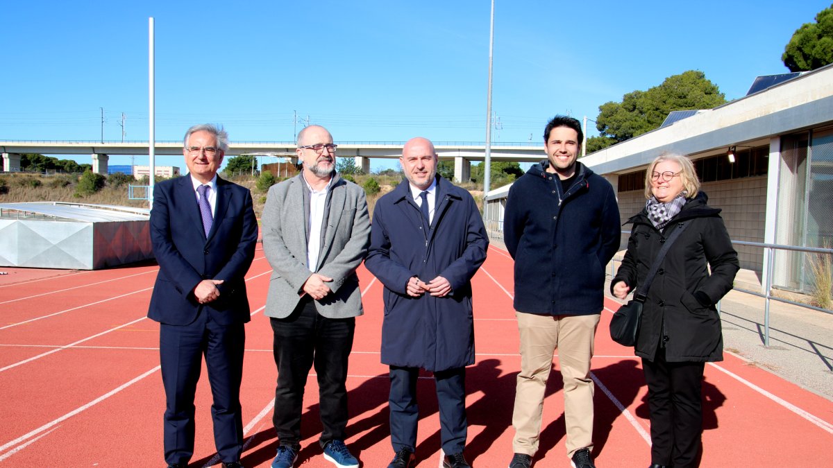 El delegat del govern espanyol a Catalunya, Carlos Prieto; l'alcalde de Cambrils, Alfredo Clúa i regidors de l'equip de govern i el subdelegat accidental a Tarragona, durant la vista feta a les instal·lacions esportives del municipi.