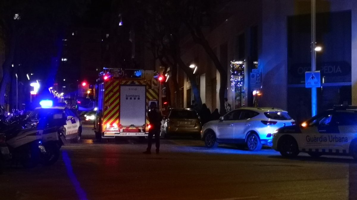 Imagen de una dotación de Bomberos en el loc de los hechos.