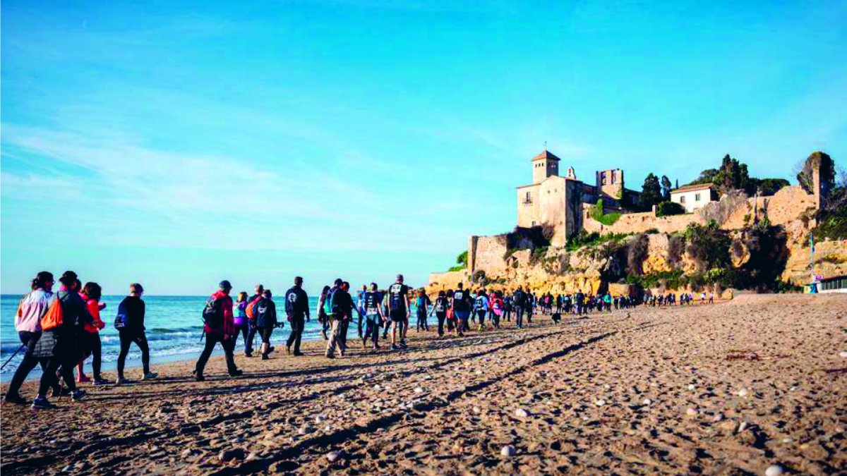 Participants arribant al castell de Tamarit en l’edició de 2024.