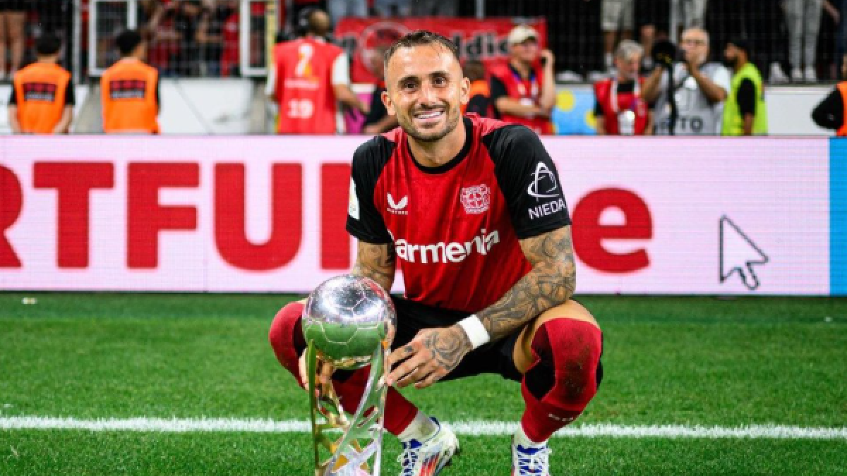 Imatge d'Aleix Garcia, un dels millors jugadors tarragonins, amb el títol de la Supercopa d'Alemanya.
