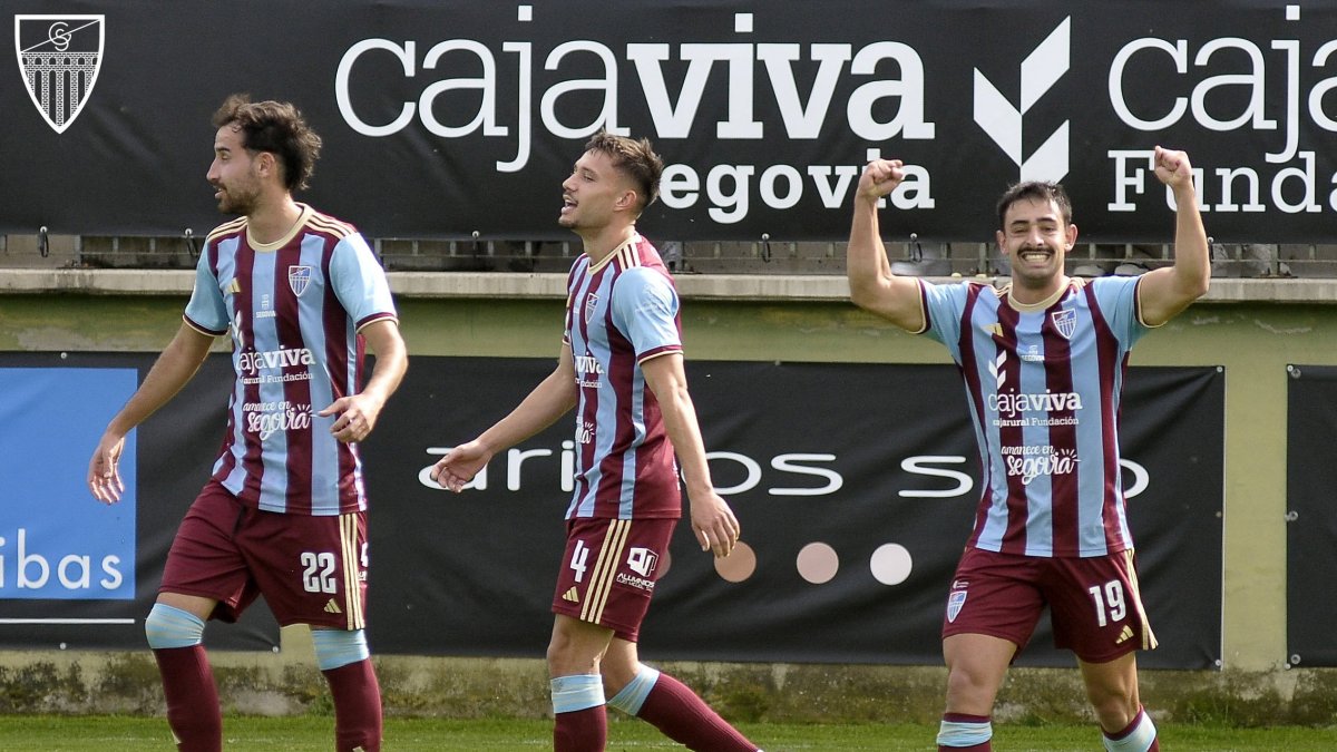 Davo Martínez, pitxitxi de la Gimnàstica Segoviana, celebrant un gol.