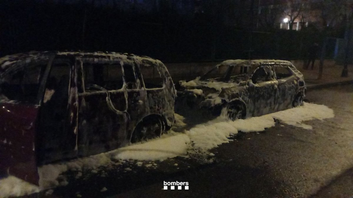 Imagen del coches quemados a Torreforta.