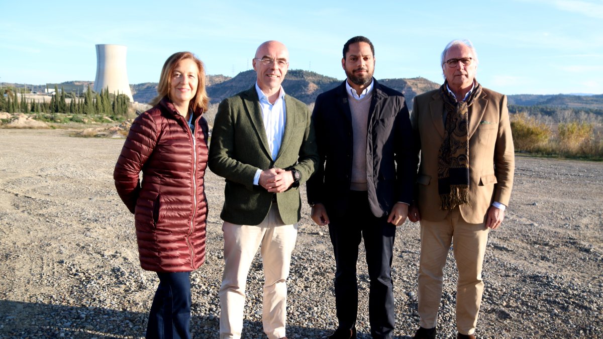 El diputat i president del grup parlamentari de Vox, Ignacio Garriga, i l'eurodiputat,Jorge Buxadé, al centre de la foto, davant de la central nuclear d'Ascó.