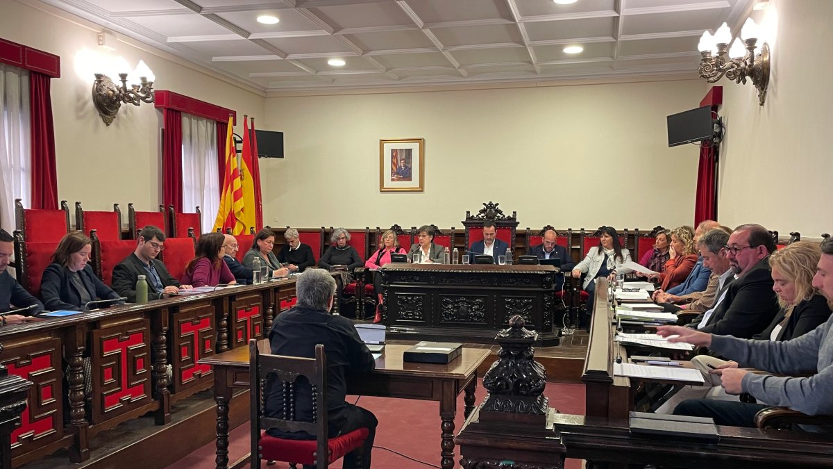 Lleno extraordinario para debatir y aprobar los presupuestos de 2025 en el Ayuntamiento de Tortosa.