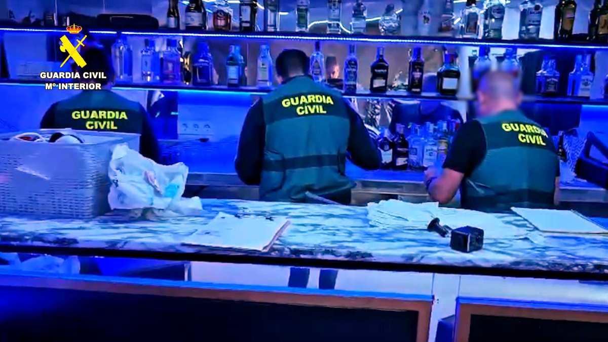 Efectius de la Guàrdia Civil registren un dels locals on les víctimes eren explotades sexualment