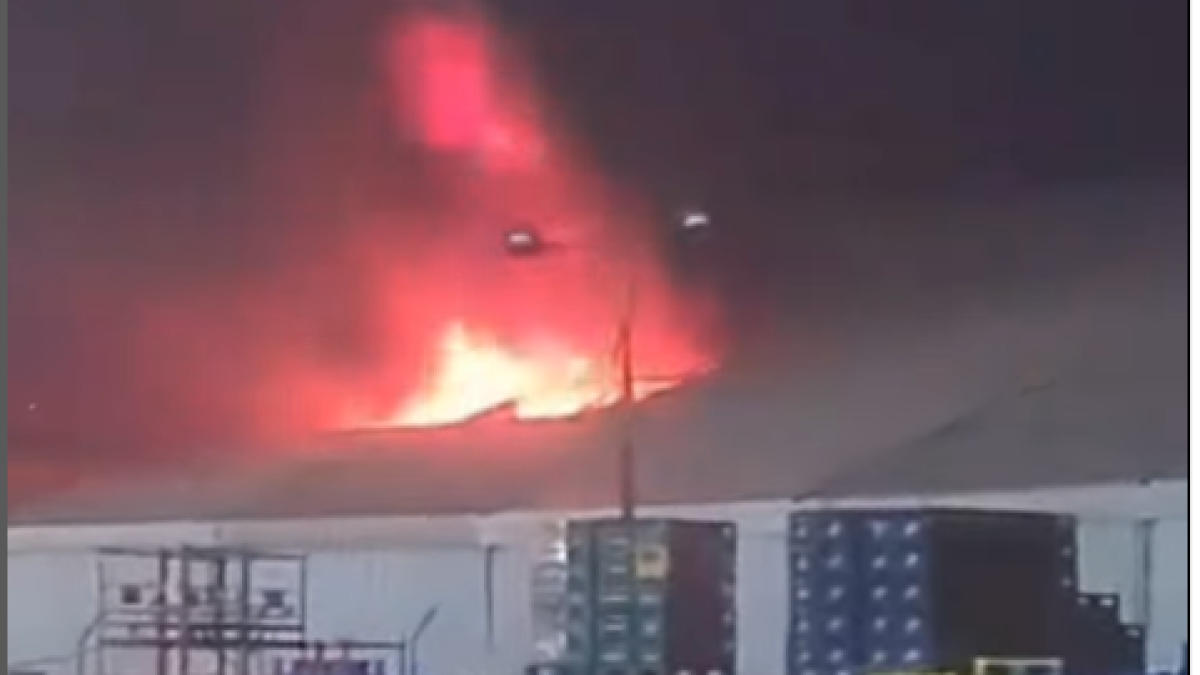 Imatge de l'incendi a la nau industrial