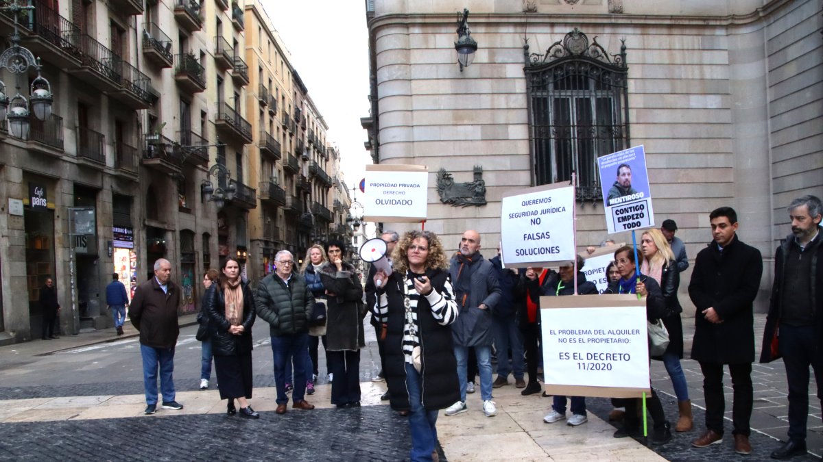 Protesta de propietarios de vivienda en Sant Jaume para exigir la derogación del decreto