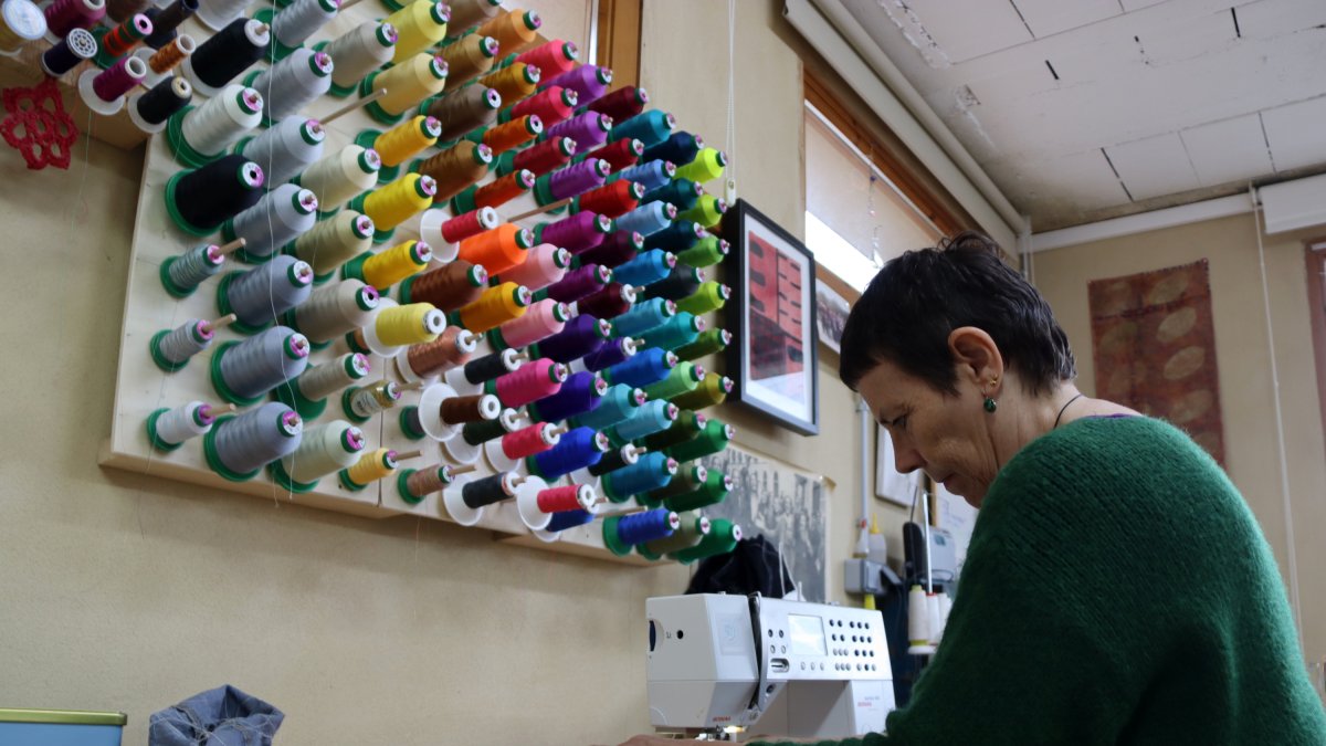 Cecília González treballa al seu taller de la Llacuna