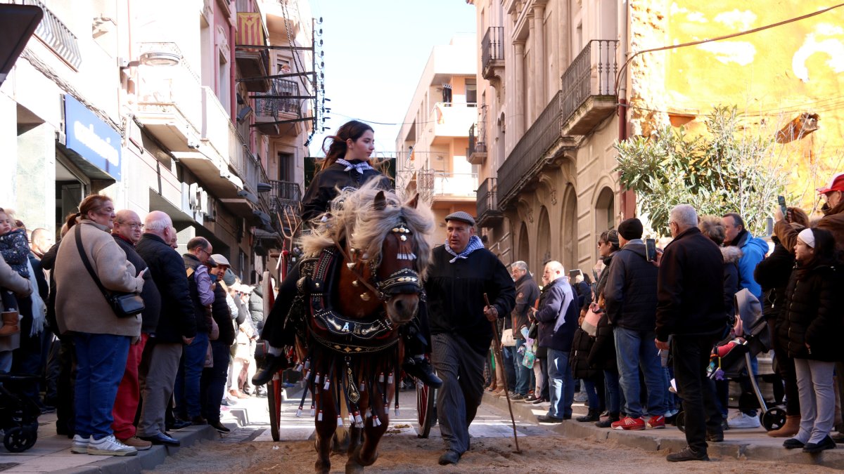 Imagen de archivo de una jinete guiando un carro durante el recorrido de los Tres Tombs en Valls