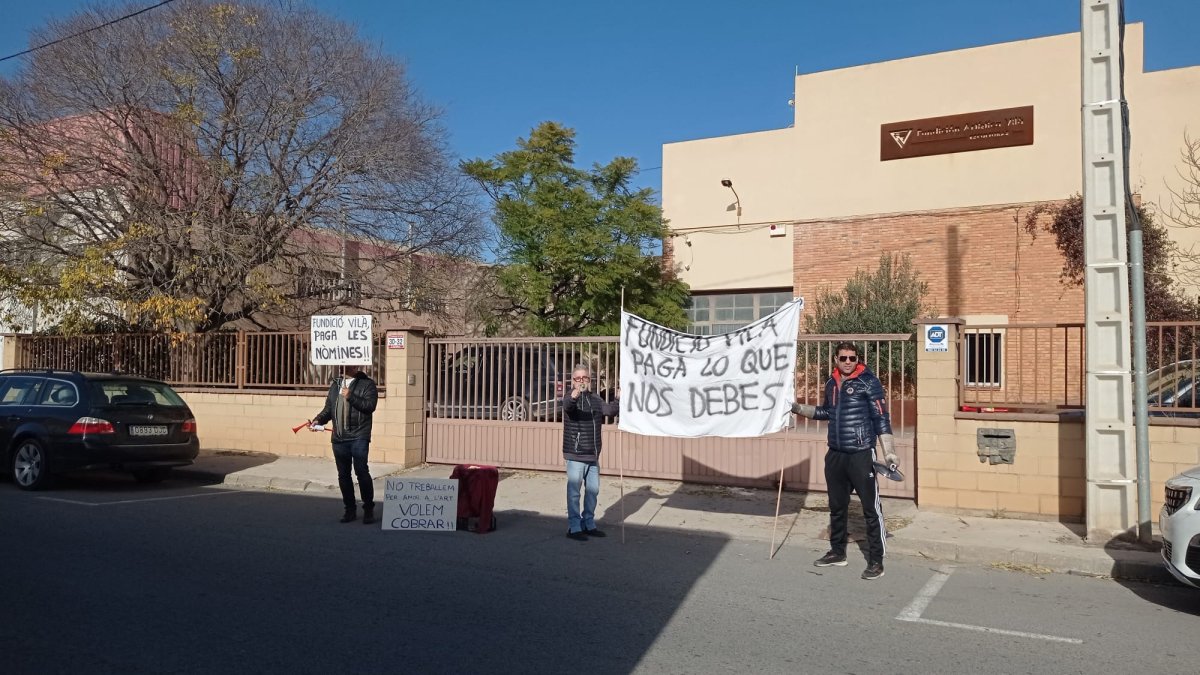 Extrabajadores manifestándose delante de la Fundición Artística Vilà de Valls