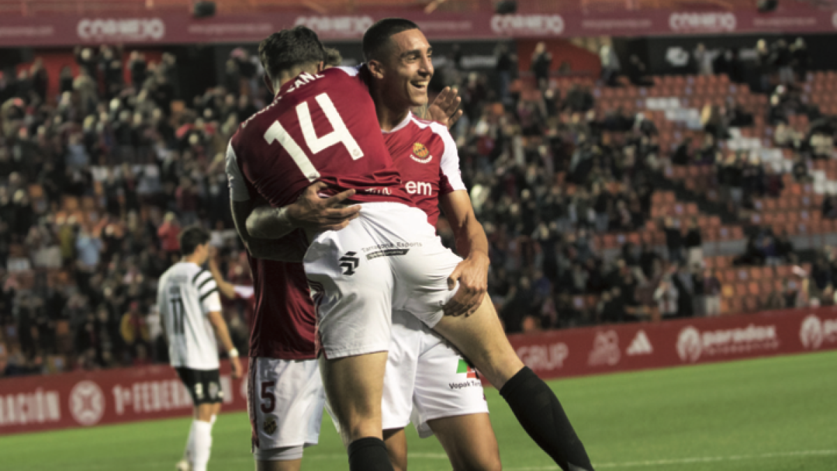 El davanter del Nàstic, Pablo Fernández, abraçant-se amb el migcampista Óscar Sanz per celebrar un dels seus dos gols durant el duel contra la Segoviana, dissabte.