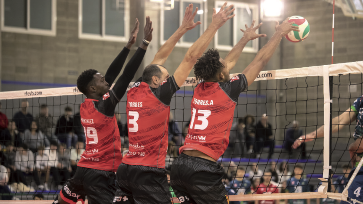 Els jugadors del CV Sant Pere i Sant Pau realitzant un bloqueig durant un partit d’aquest curs.