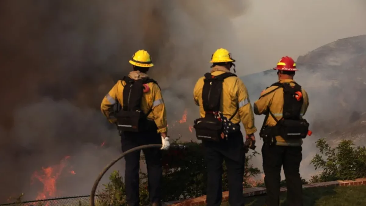 Los bomberos despliegan estructuras de defensa contra el incendio forestal de Palisades en Los Ángeles, California, los EE.UU.