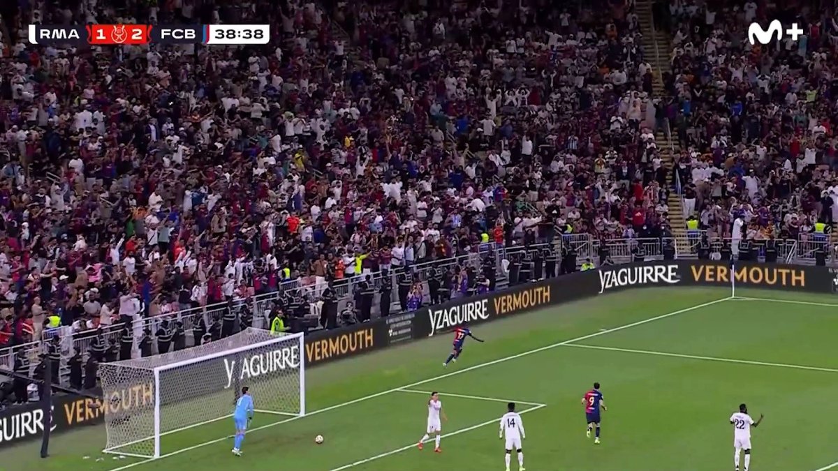 Raphinha, del Barça, celebra el tercer gol de los azulgranas delante de la valla publicitaria de Yzaguirre.