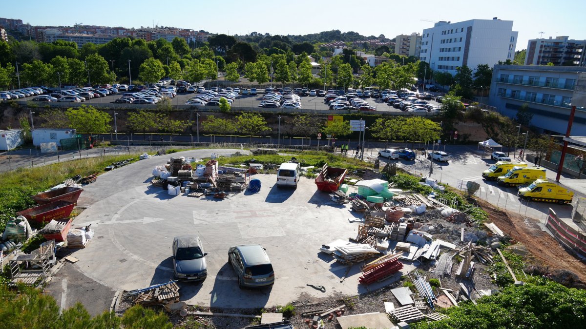 La zona de estacionamiento habilitada para los profesionales del Parc Sanitari está situada entre el Hospital Sociosanitari Francolí y el parking disuasivo de Guillem Oliver.