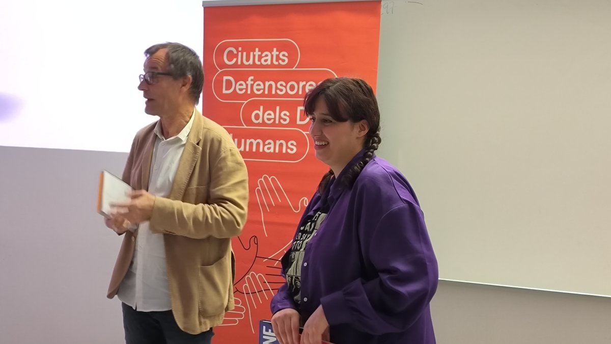 L’’artivista’ Zainab Fasiki, durant la seva intervenció a l’Escola d’Art i Disseny, en el marc del projecte ‘Ciutats Defensores dels Drets Humans’.