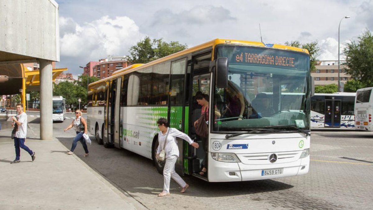 Imatge d’un autobús interurbà a l’estació de Tarragona.