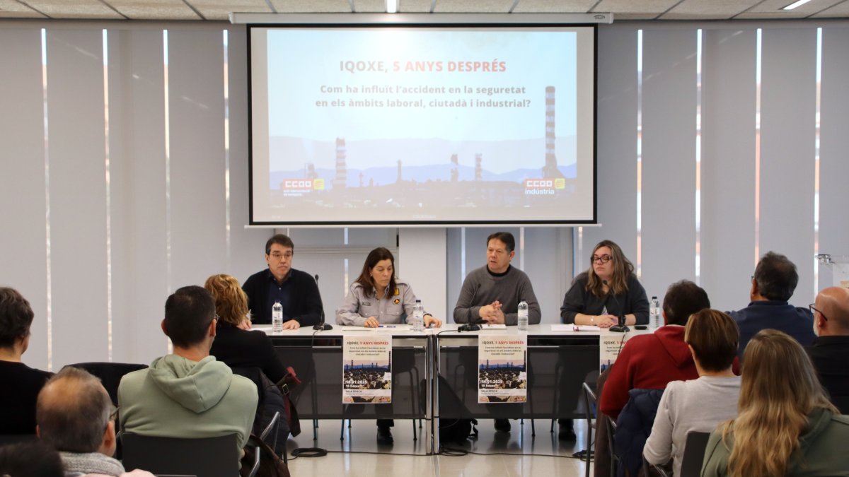 Imagen de la mesa redonda organizada por CCOO en la Canonja por los cinco años de la explosión en IQOXE.