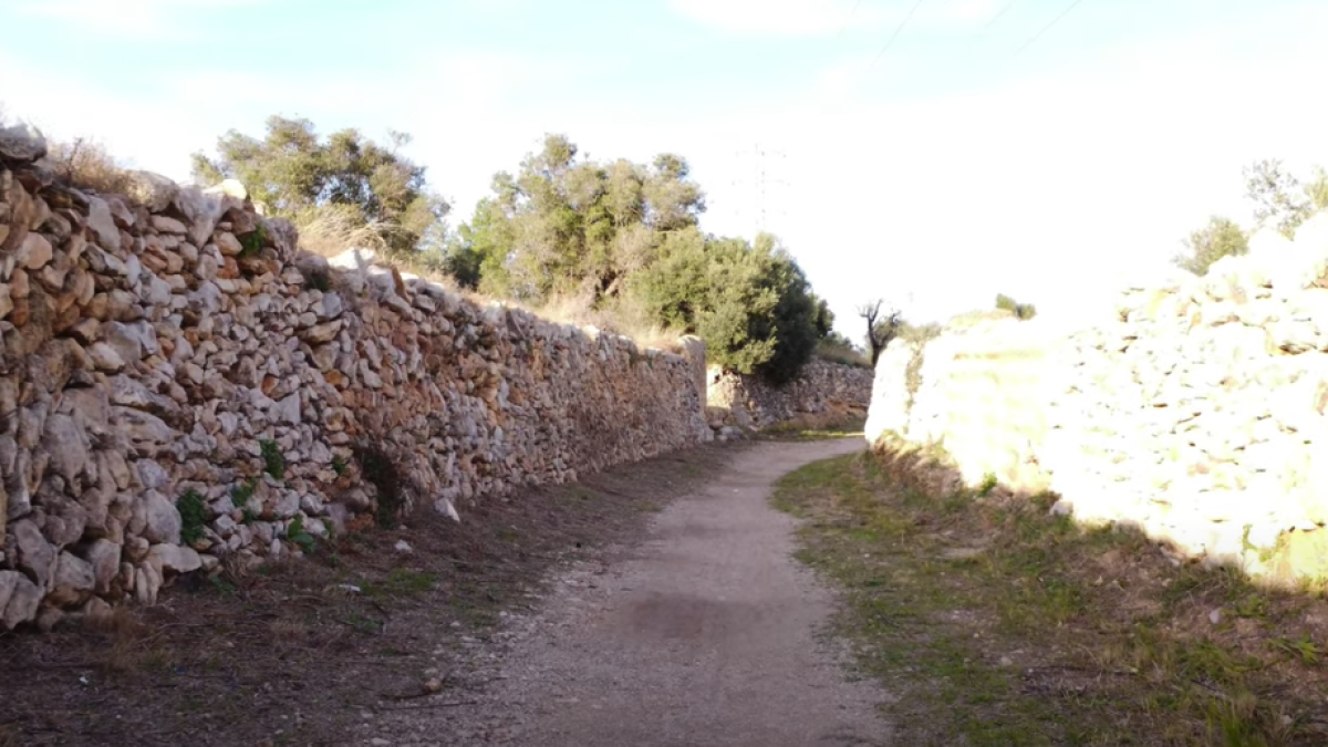 Imatge d'un tram de la Via Augusta al seu pas pel Vendrell.