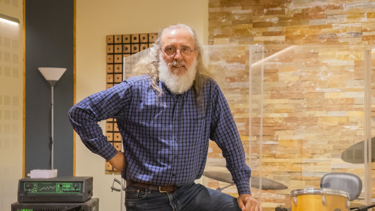 Joan Reig, este martes, en el local de ensayo de Els Pets en Constantí.