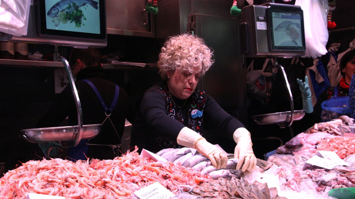La propietaria de 'Peixateria Encarna' preparando el pescado en el Mercado de Tarragona.