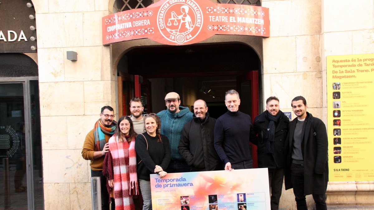 El director de la Sala Trono junto con los artistas tarraconenses ante el Teatro Magatzem en la presentación de la temporada de primavera del 2025.