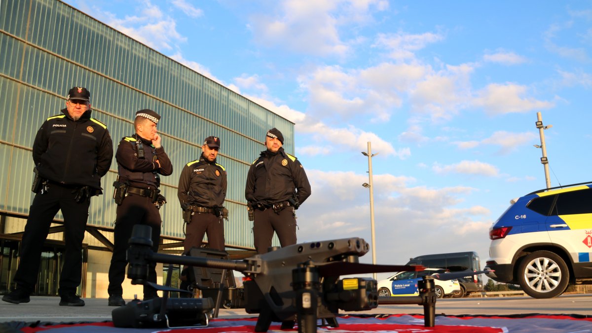 Agents de la Policia Local de Tortosa davant del nou dron que han incorporat al cos.