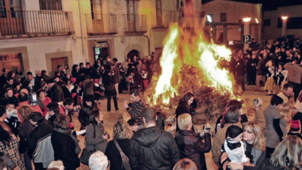 Hoy por la noche, después del pregón, se encenderá la hoguera y después se bailarán jotas en la plaza.