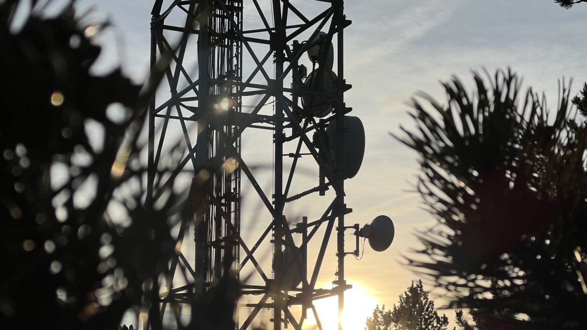 Una parte de las antenas de una torre de telecomunicaciones con el sol a punto de ponerse