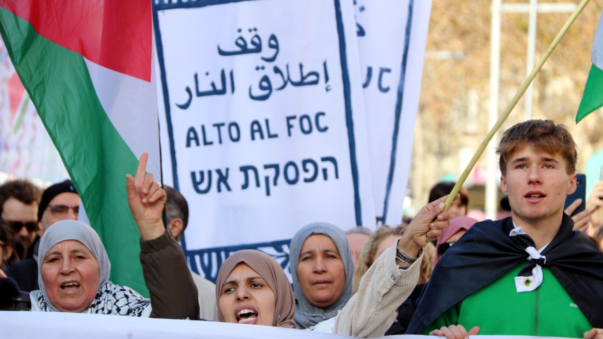Pancarta a favor de l'alto al foc a la manifestació per Gaza al centre de Barcelona
