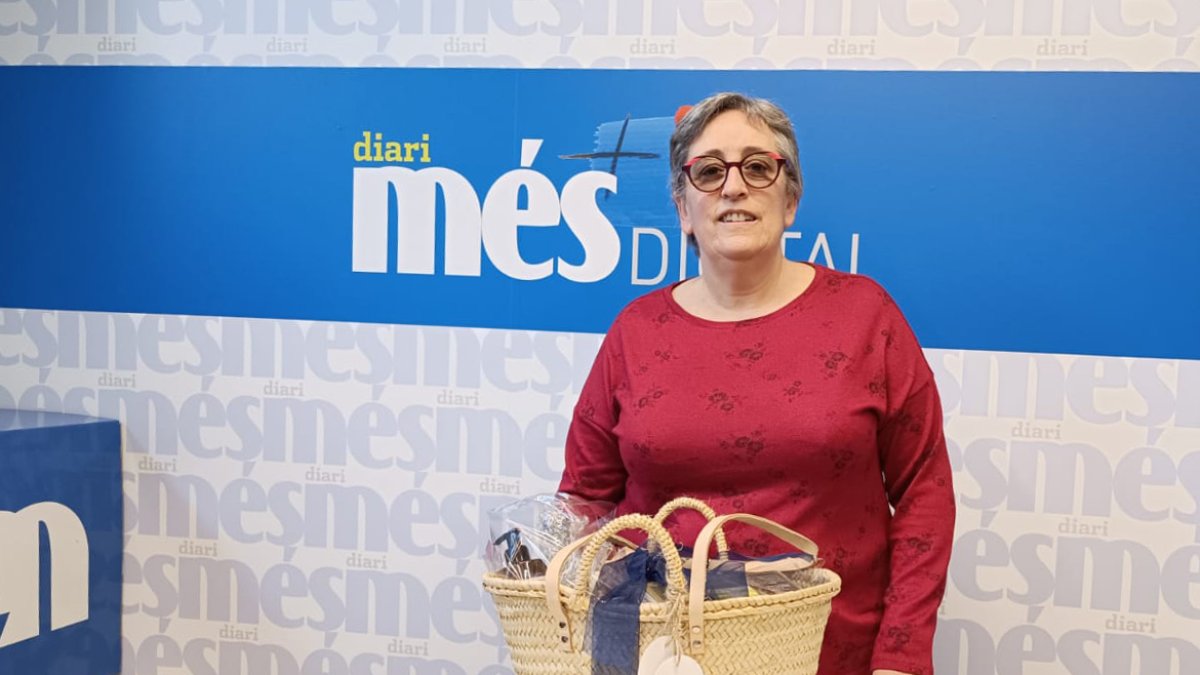 Assumpció Llombart Tarragó con la cesta de Caprabo y Diari Més