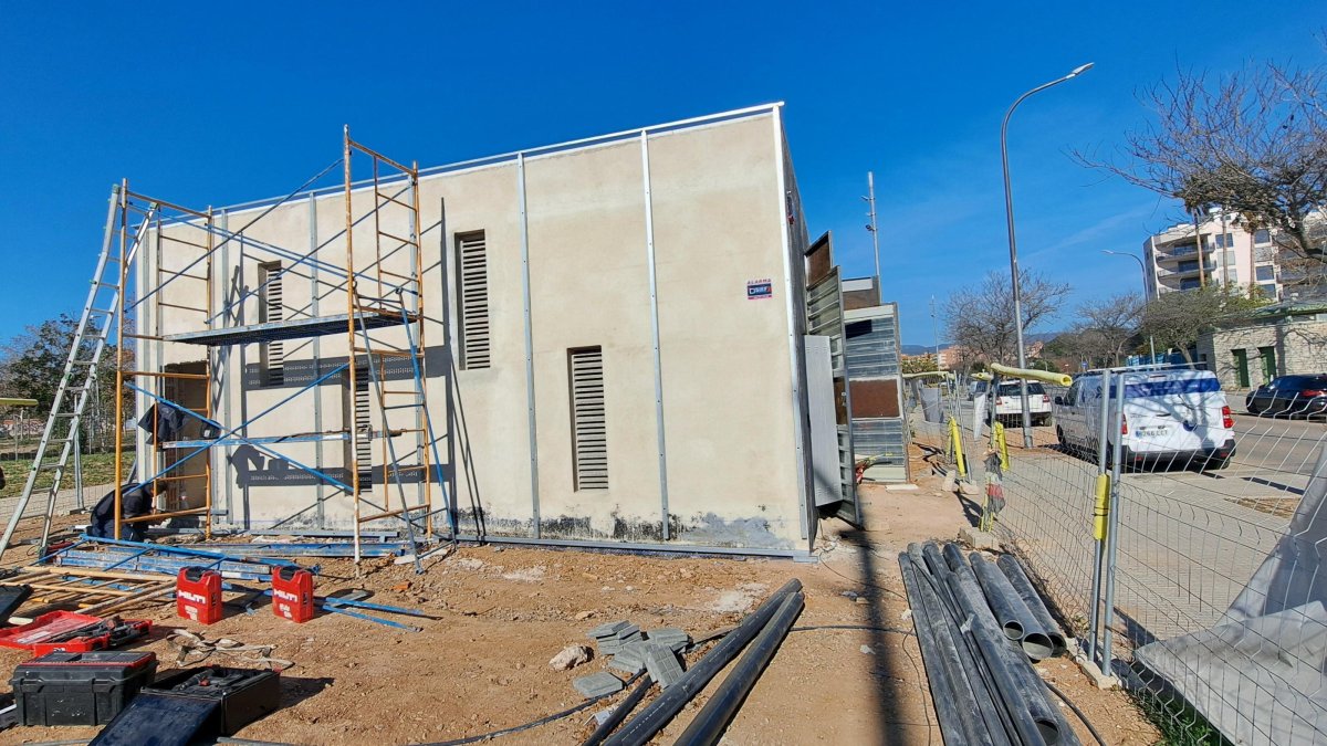 Obras de instalación de la red de distribución de agua no potable procedente de la mina del barrio Fortuny.