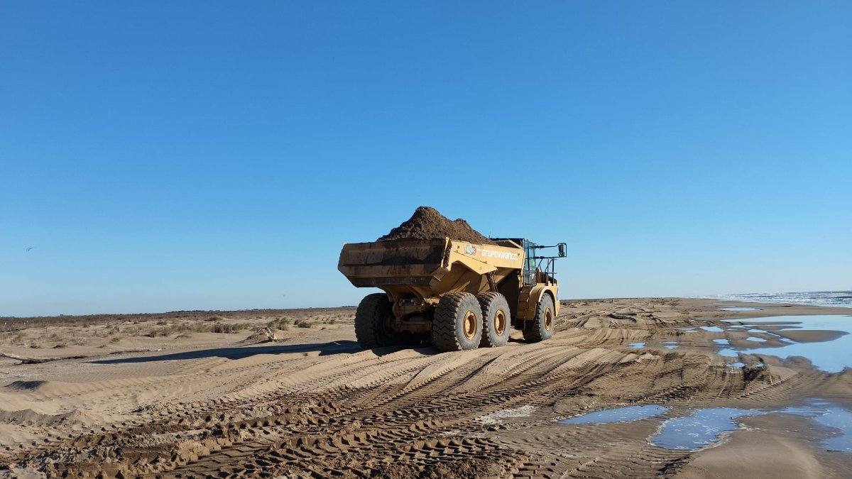 Un camión transportando arena a la barra del Trabucador.