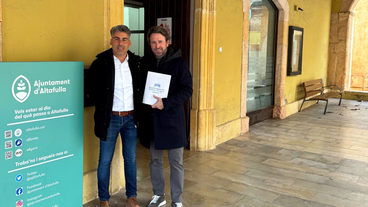 De izquierda a derecha, Tomàs Serra y Jorge Piera, en las puertas del Ayuntamiento de Altafulla.