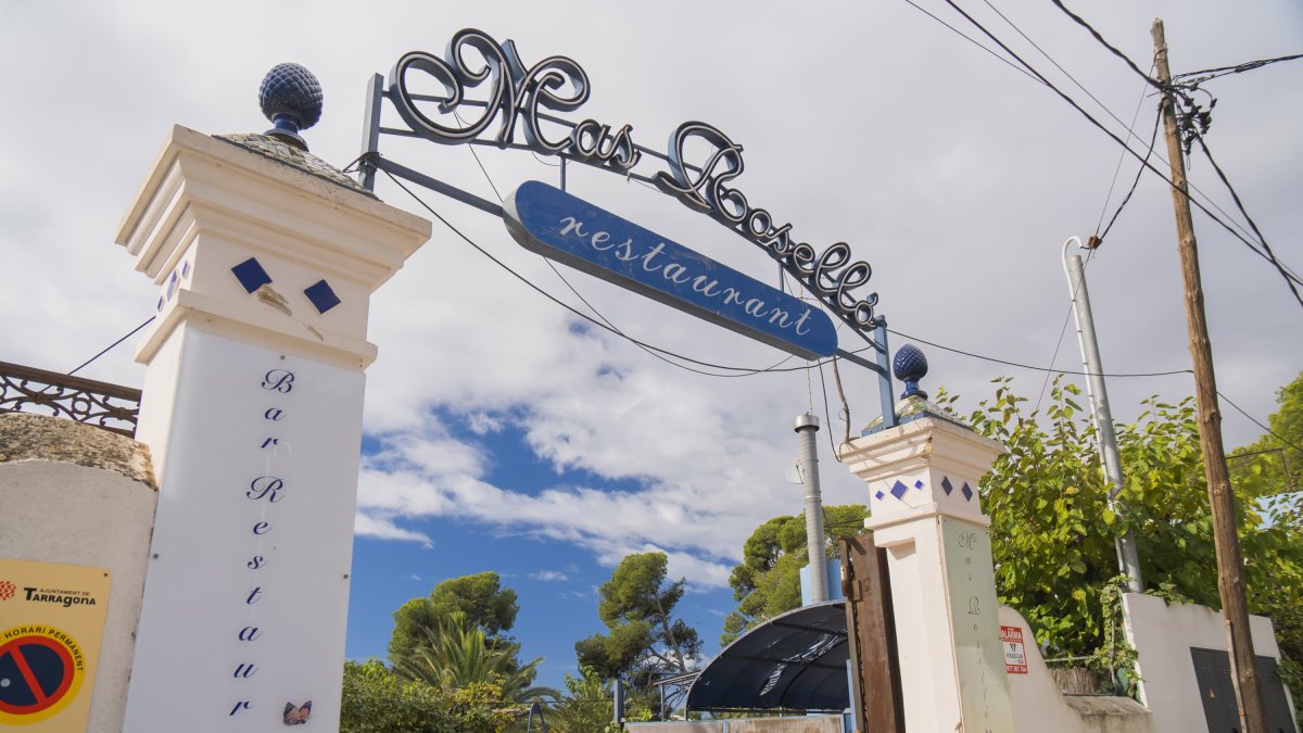 El restaurant tarragoní Mas Rosselló està ubicat en una antiga masia catalana.