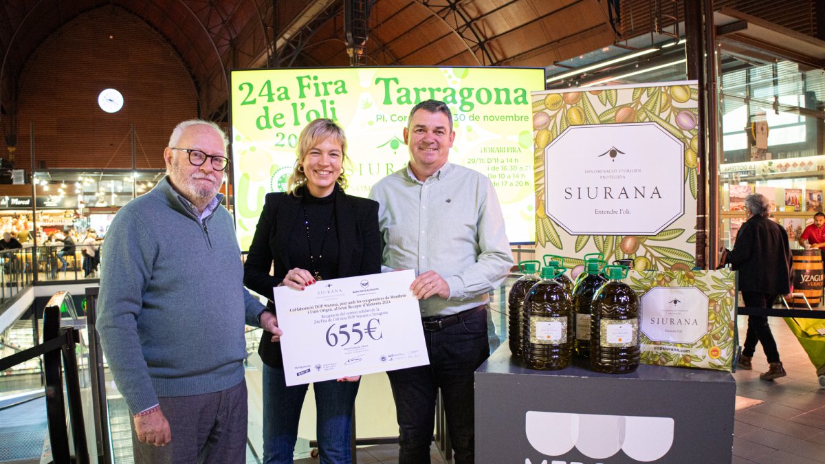 Moment de la donació del xec i l'oli a Banc d'Aliments.