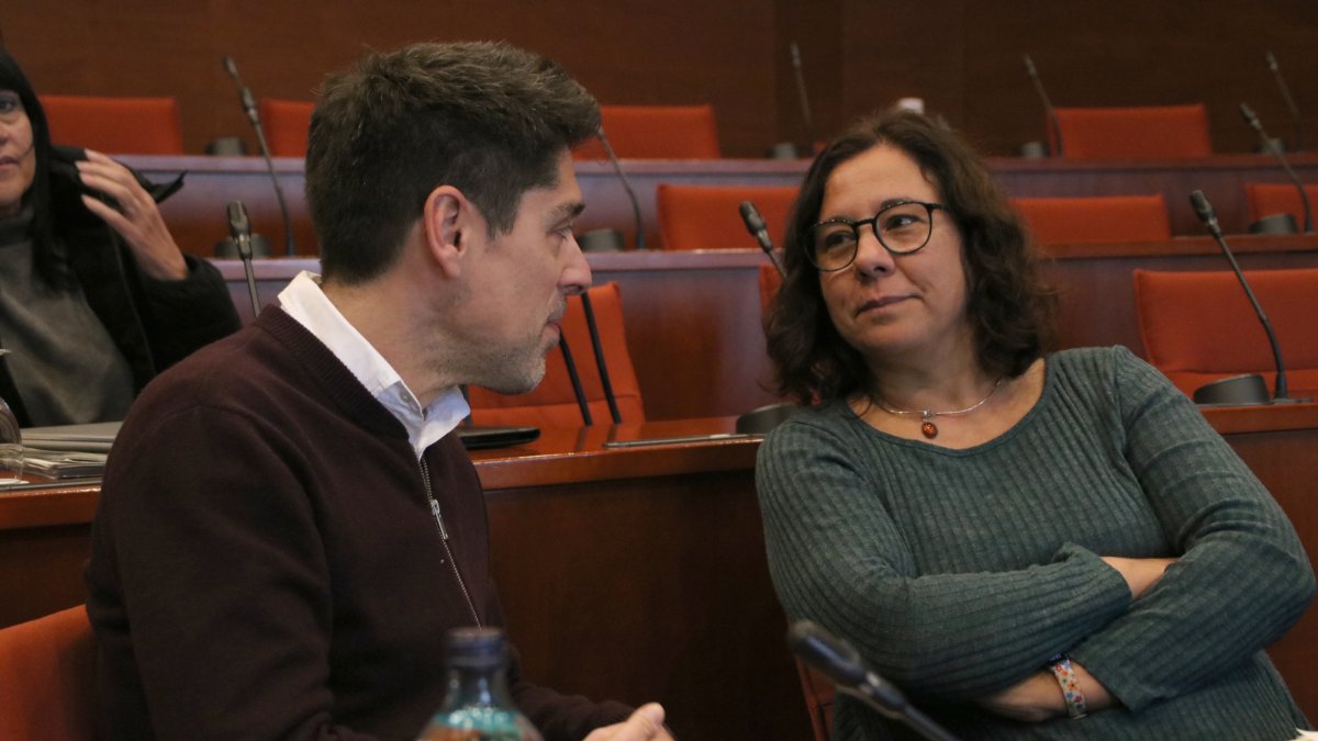 David Cid i Susanna Segovia (Comuns), durant la reunió de la Junta de Portaveus del Parlament