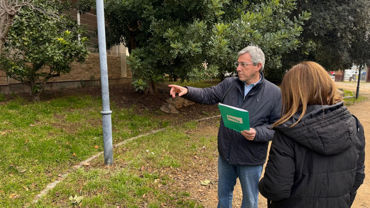 Joan Carles Gavaldà, visitando el barrio de Mas Magrané.