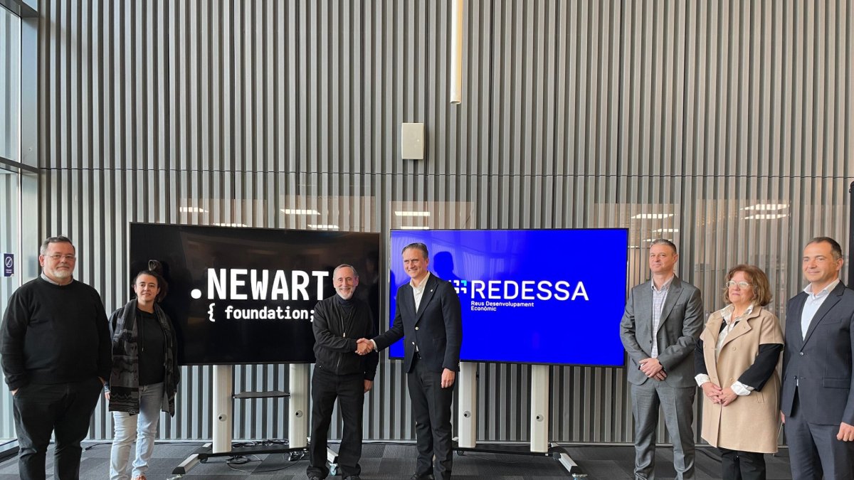 Fotografia de família de representants de Redessa i de la New Art Foundation, després de ratificar la col·laboració.