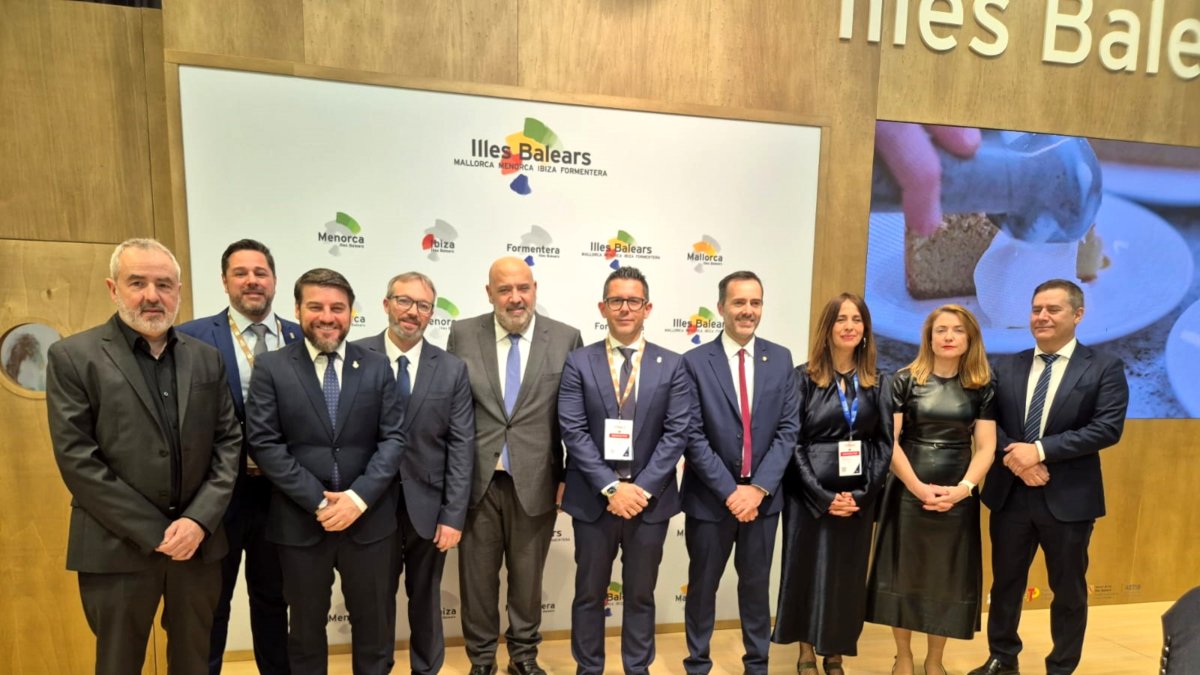 Representants dels municipis que formen la candidatura per declarar les fortificacions Patrimoni Mundial per la UNESCO.