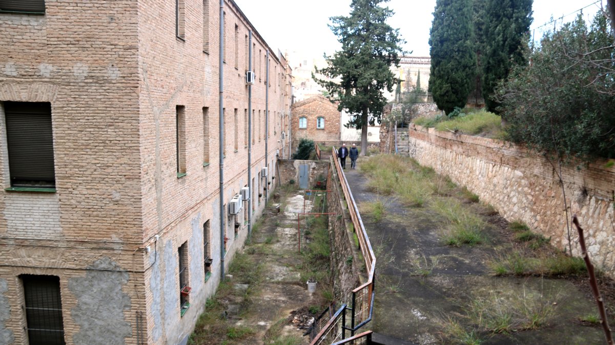 La nau del col·legi Sant Josep de Tortosa que es vol convertir en residencial al costat d'un dels antics patis.