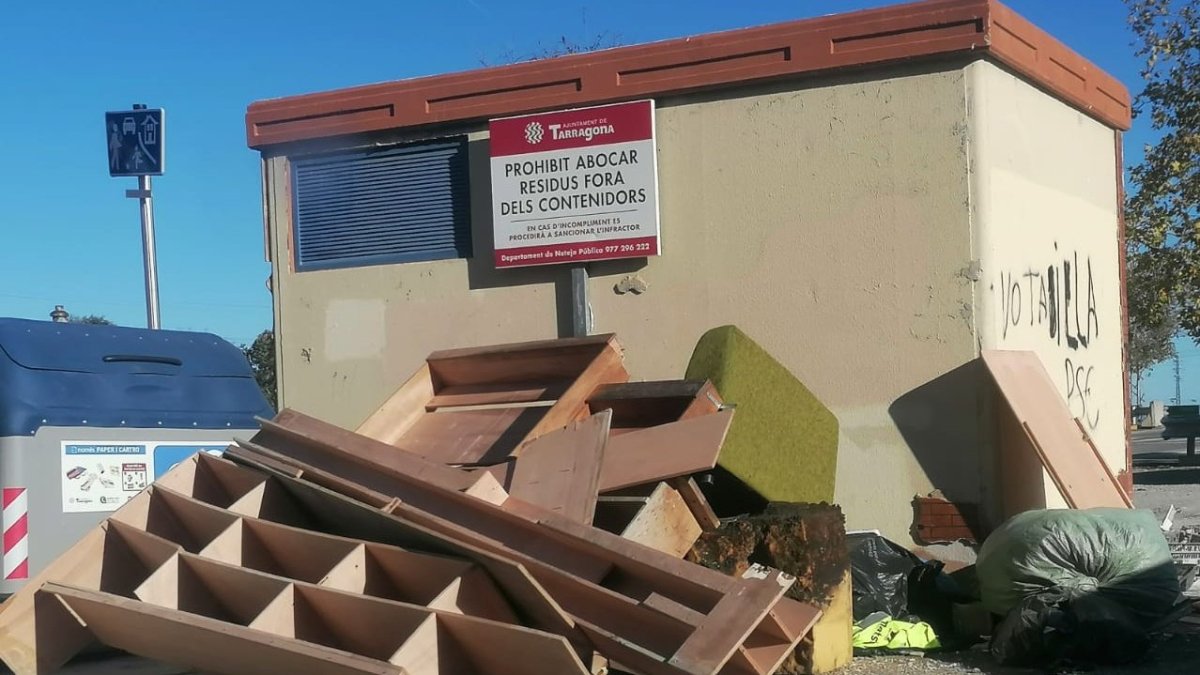 Imatge de mobles fora dels contenidors.