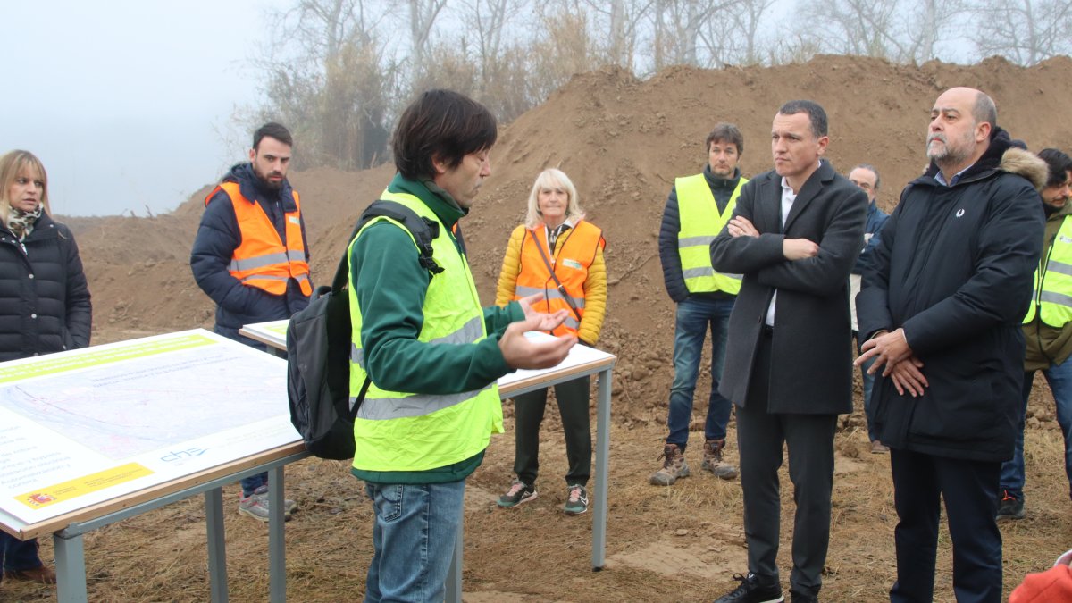 El director de las obras de conexión entre el Ebro y el pantano de los Guiamets explica el proyecto al conseller de Agricultura Òscar Ordeig, y al presidente de la CHE, Carlos Arrazola.