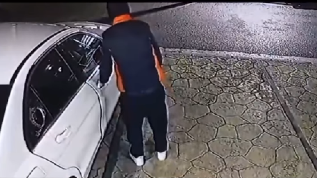 El lladre entrant a un dels vehicles