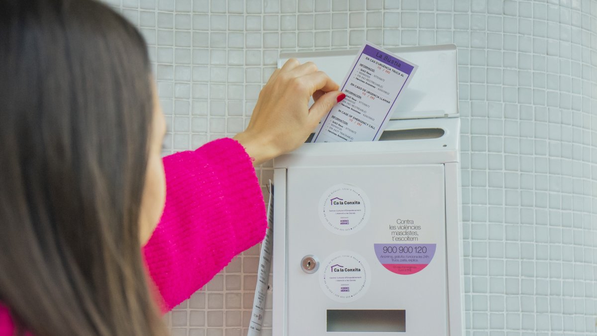 Una persona, davant d’una de les bústies