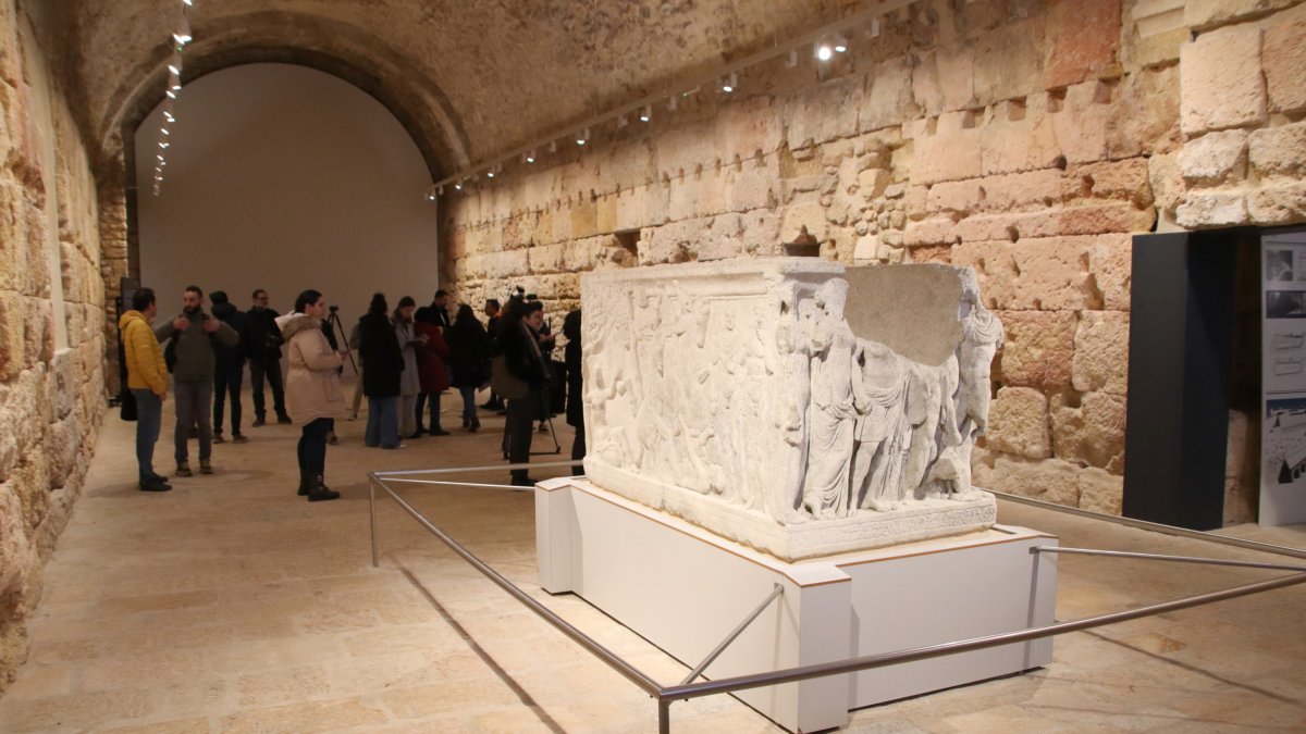 Imagen del Sarcófago de Hipòlit y de la sala que se ha restaurado, en la torre del Pretorio de Tarragona